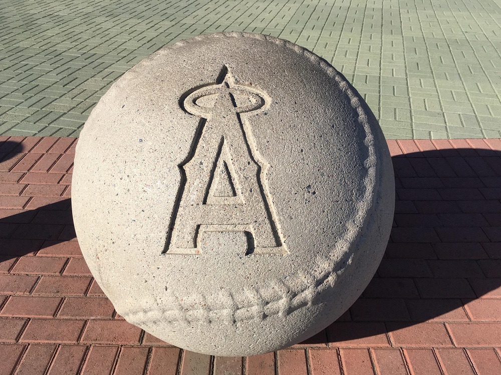 ロスアンゼルスエンゼルの本拠地・エンゼルスタジアムのボール銅像