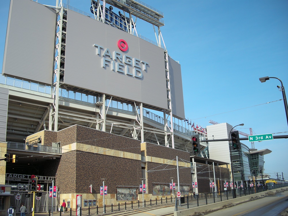 野球場前にあるライトレール「ターゲットフィールド」駅