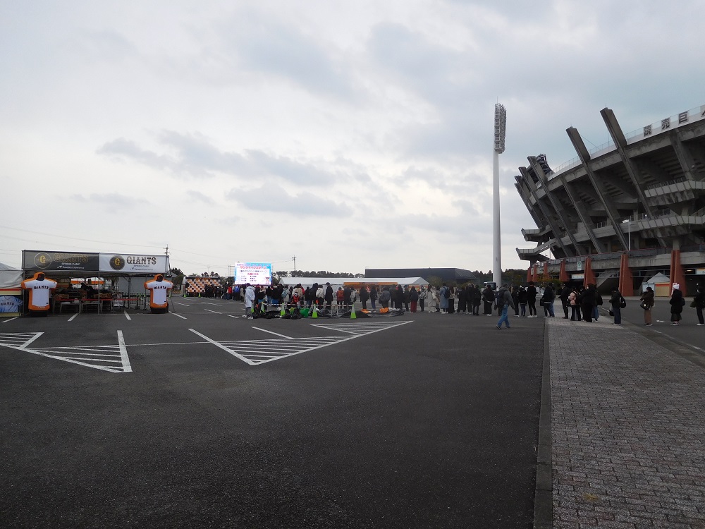 ひなたサンマリンスタジアムの正面