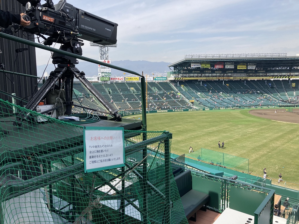 阪神戦中継のテレビカメラ（甲子園球場）