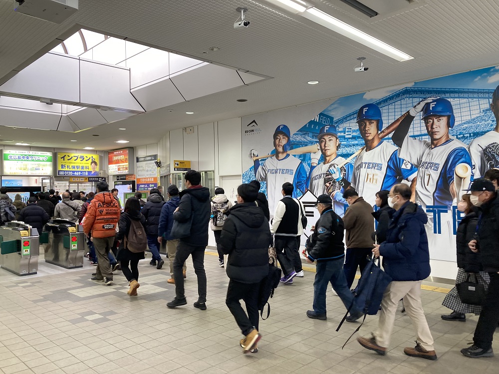 日本ハムファイターズの本拠地球場・エスコンフィールド北海道に向かう野球ファン