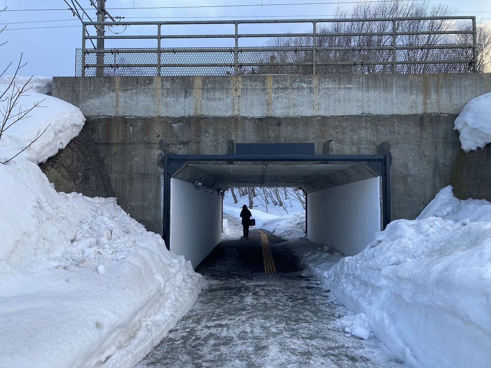 線路下をくぐり抜ける、エスコンフィールド北海道への道