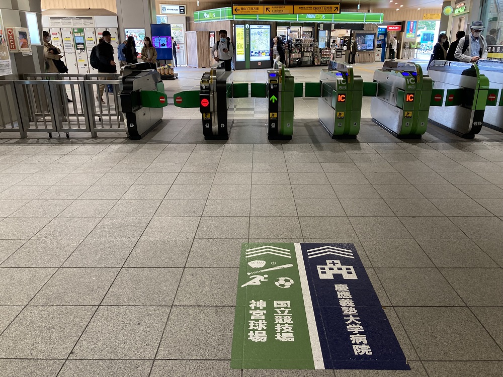 JR総武線「信濃町駅」の改札口
