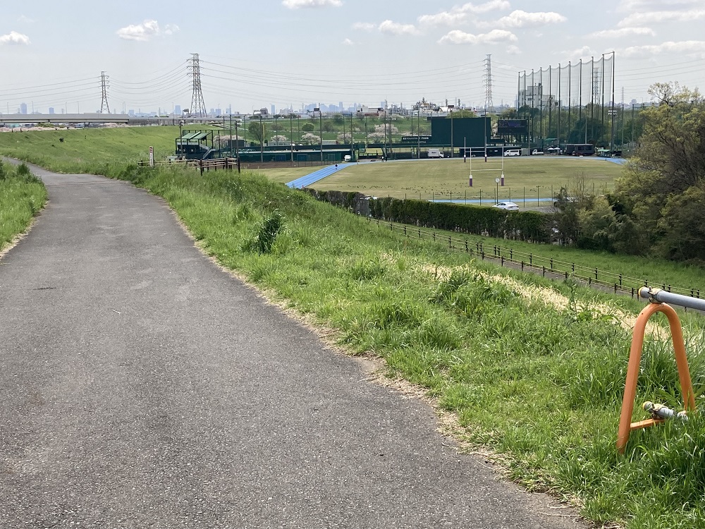 道中から見える戸田球場（ヤクルトスワローズ・ファーム本拠地）