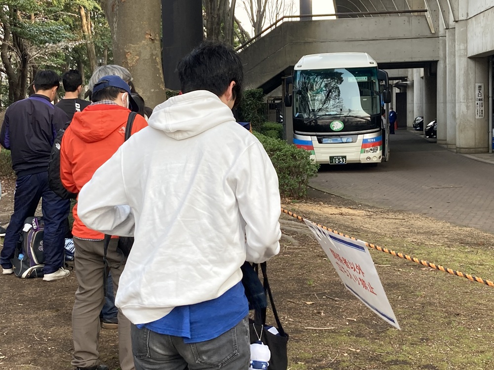 平塚球場のサイン出待ちファン