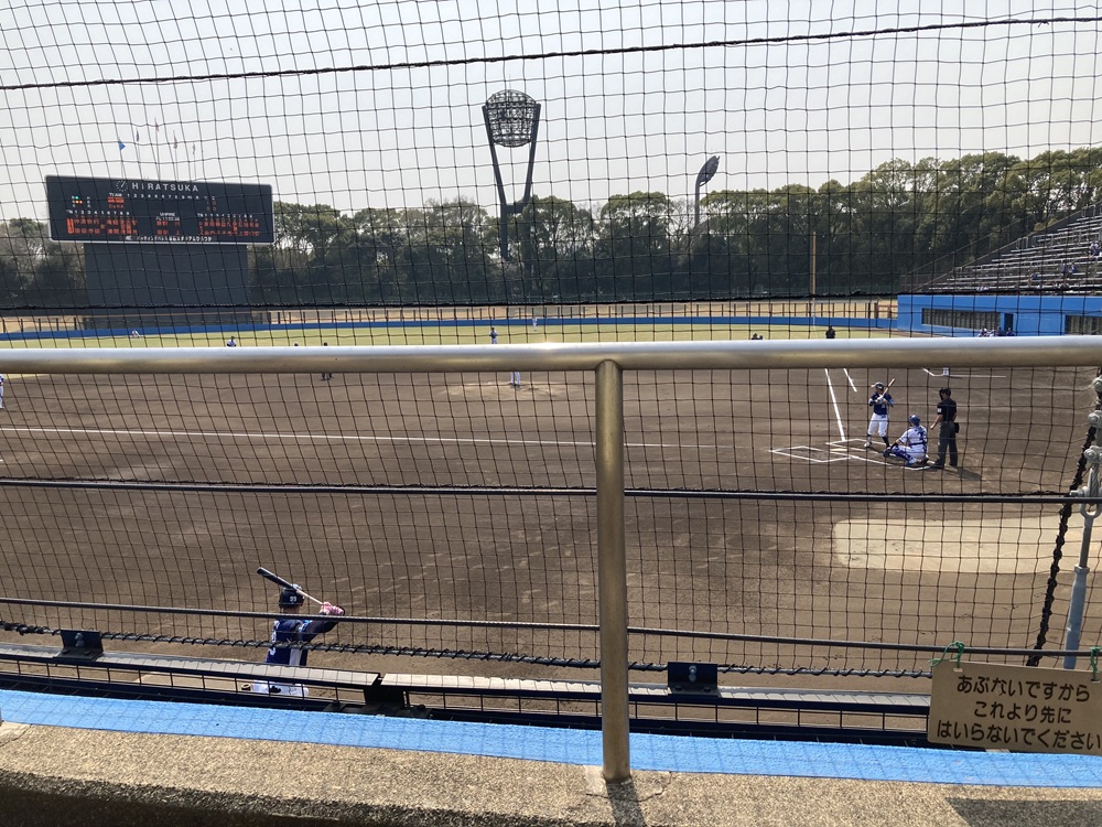 平塚球場の一番前の座席