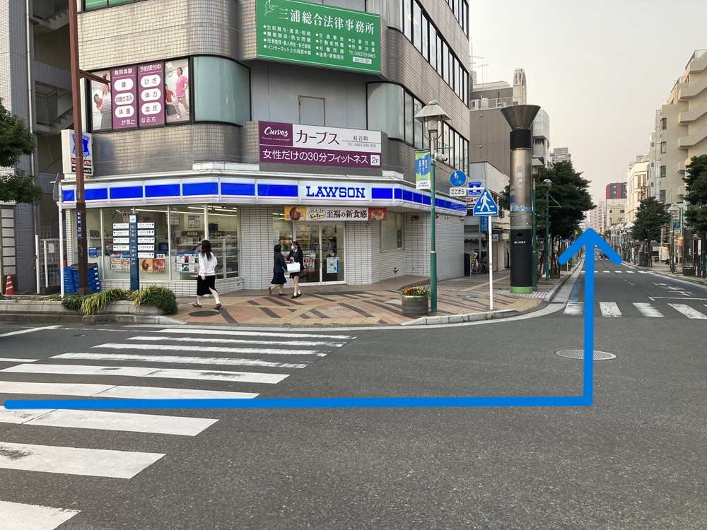JR東海道線「平塚駅」前のローソン