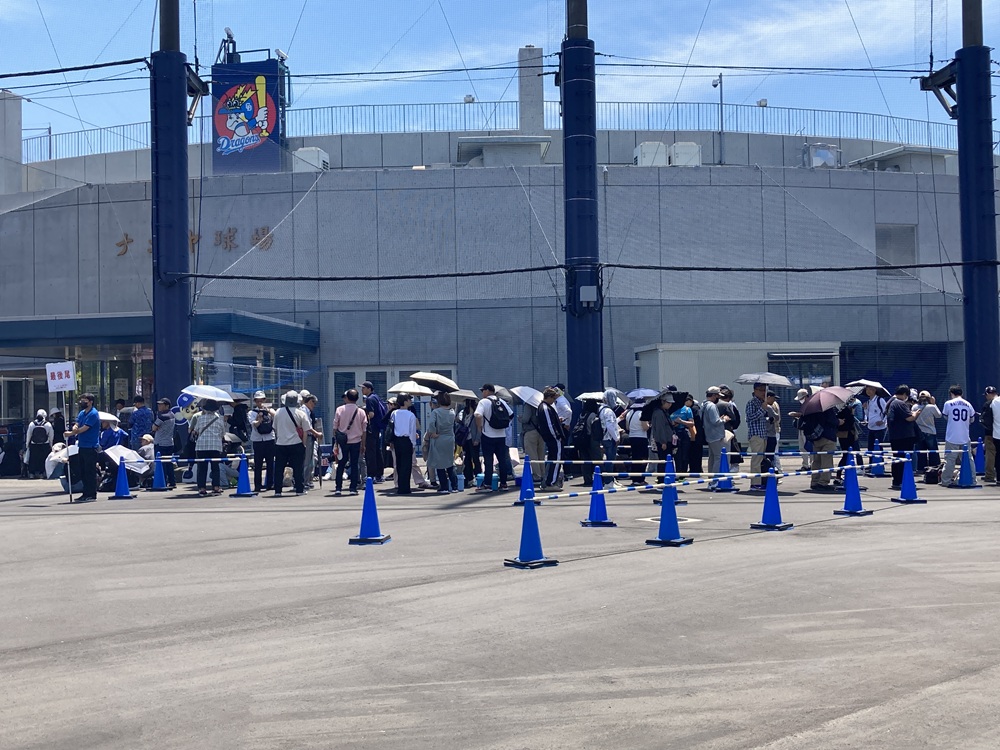 入場を待つ観客（ナゴヤ球場）