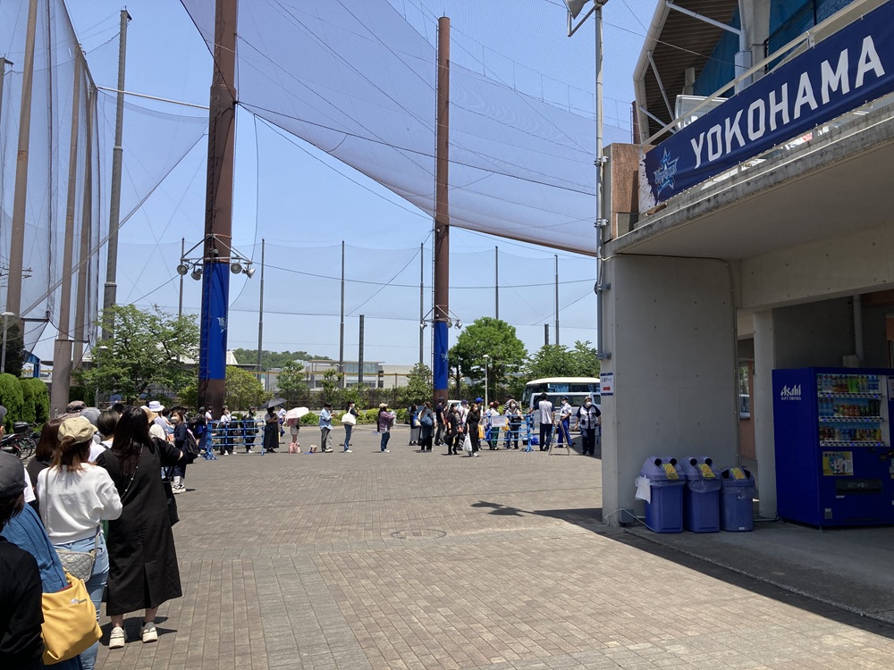 横須賀スタジアムの開門前の行列