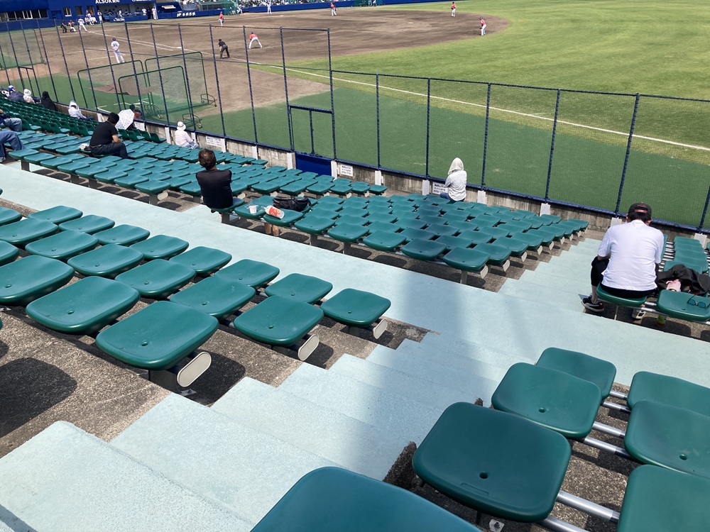 ナゴヤ球場1塁側の日陰