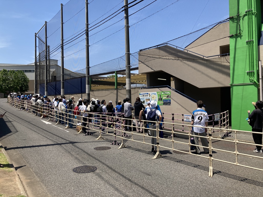 鎌ヶ谷スタジアムのサイン待ちファン
