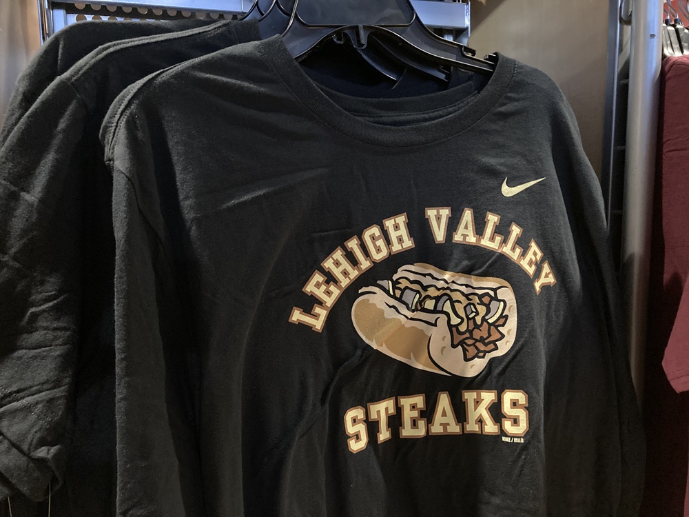 Cheese SteakロゴのTシャツ（Lehigh Valley ironpigs）